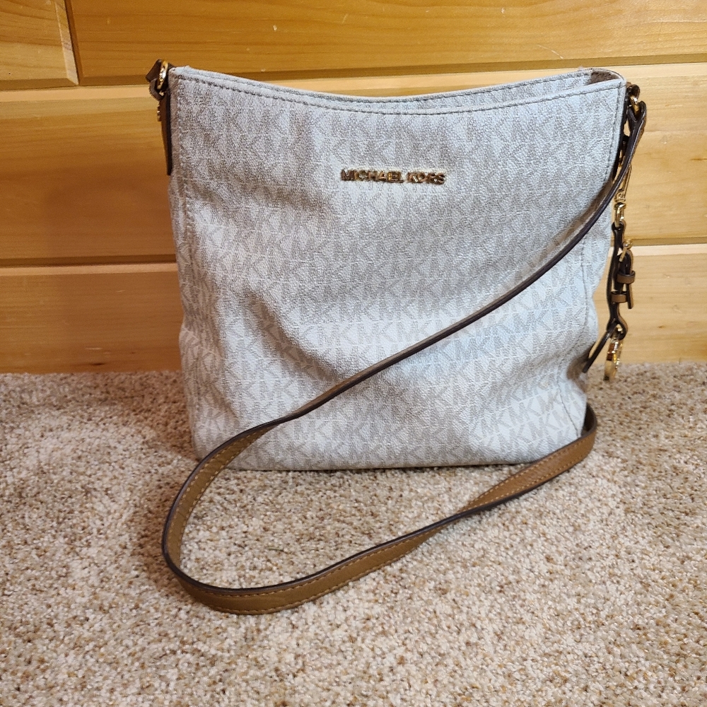 Michael Kors Jet Set Messenger